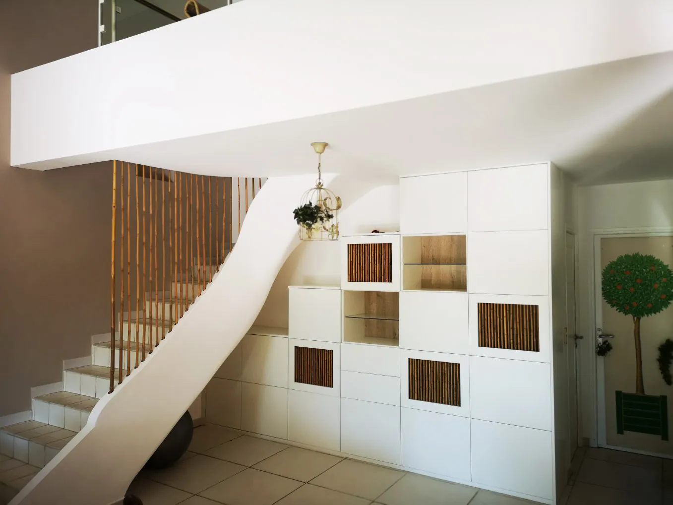 Meuble de rangement sur mesure sous un escalier � Toulon