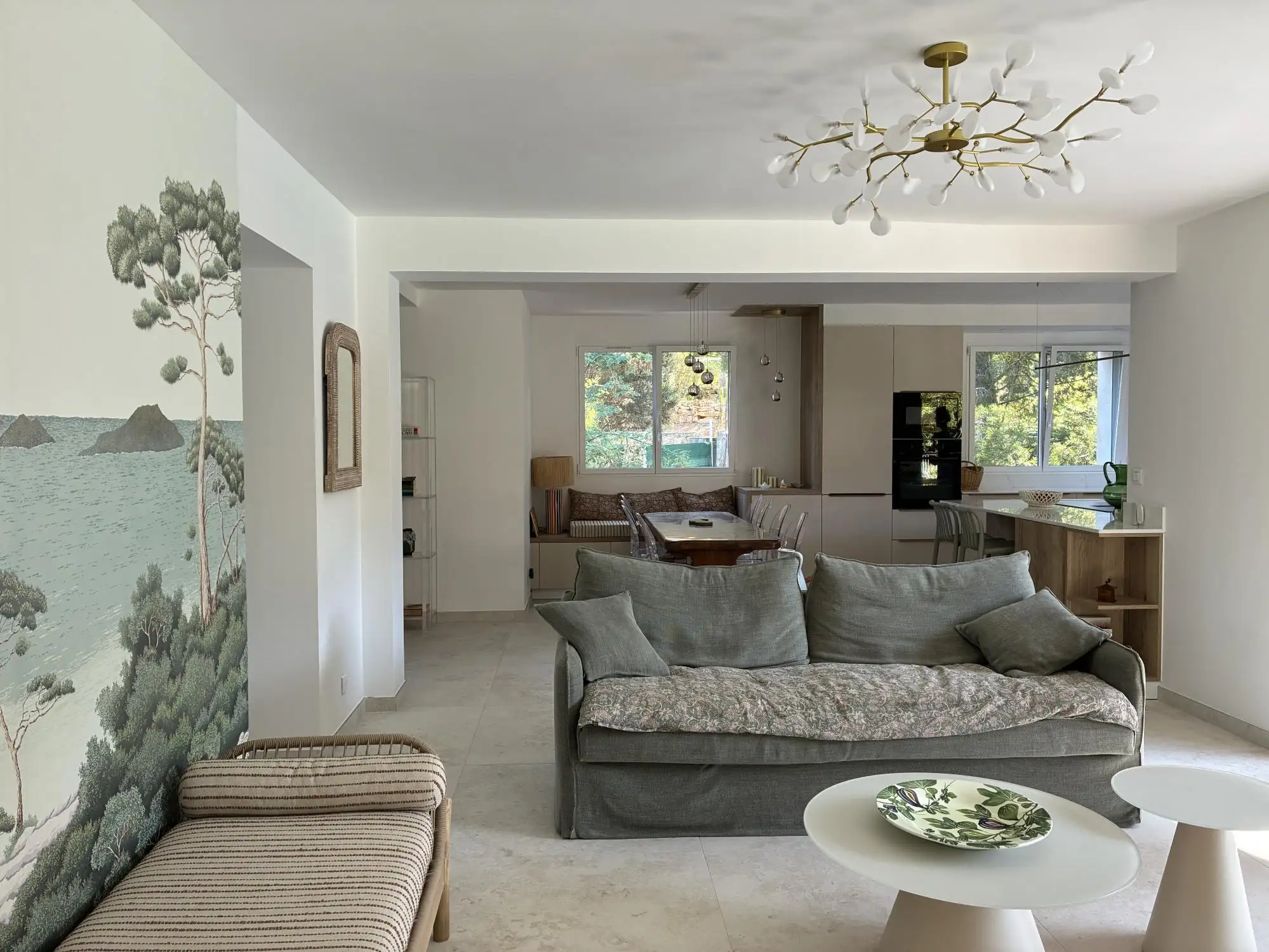 S�jour d'une villa r�nov�e � Sanary-sur-Mer, baie vitr�e ouverte sur la piscine
