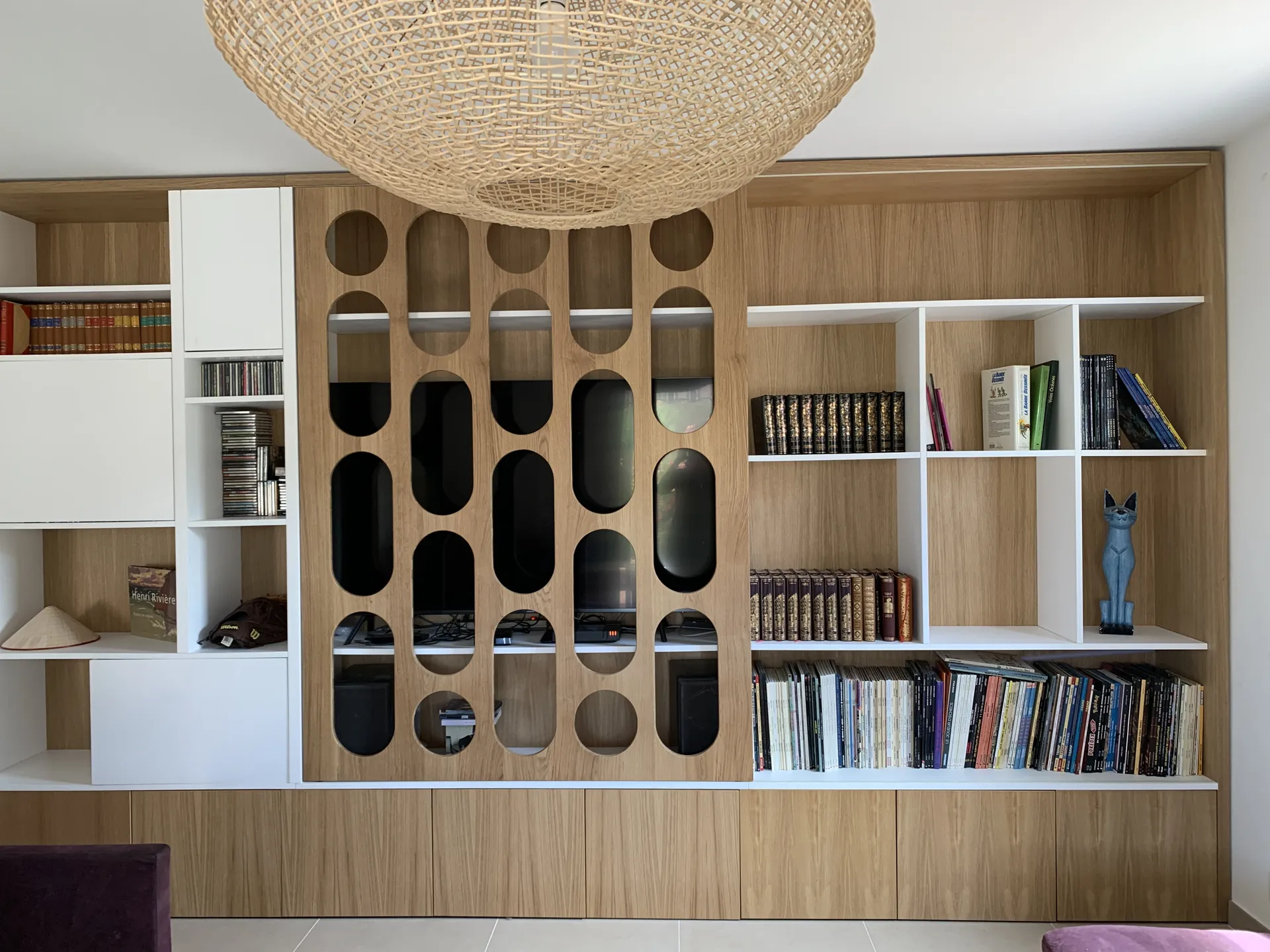Bibliothèque sur mesure en bois découpé à La Seyne-sur-Mer