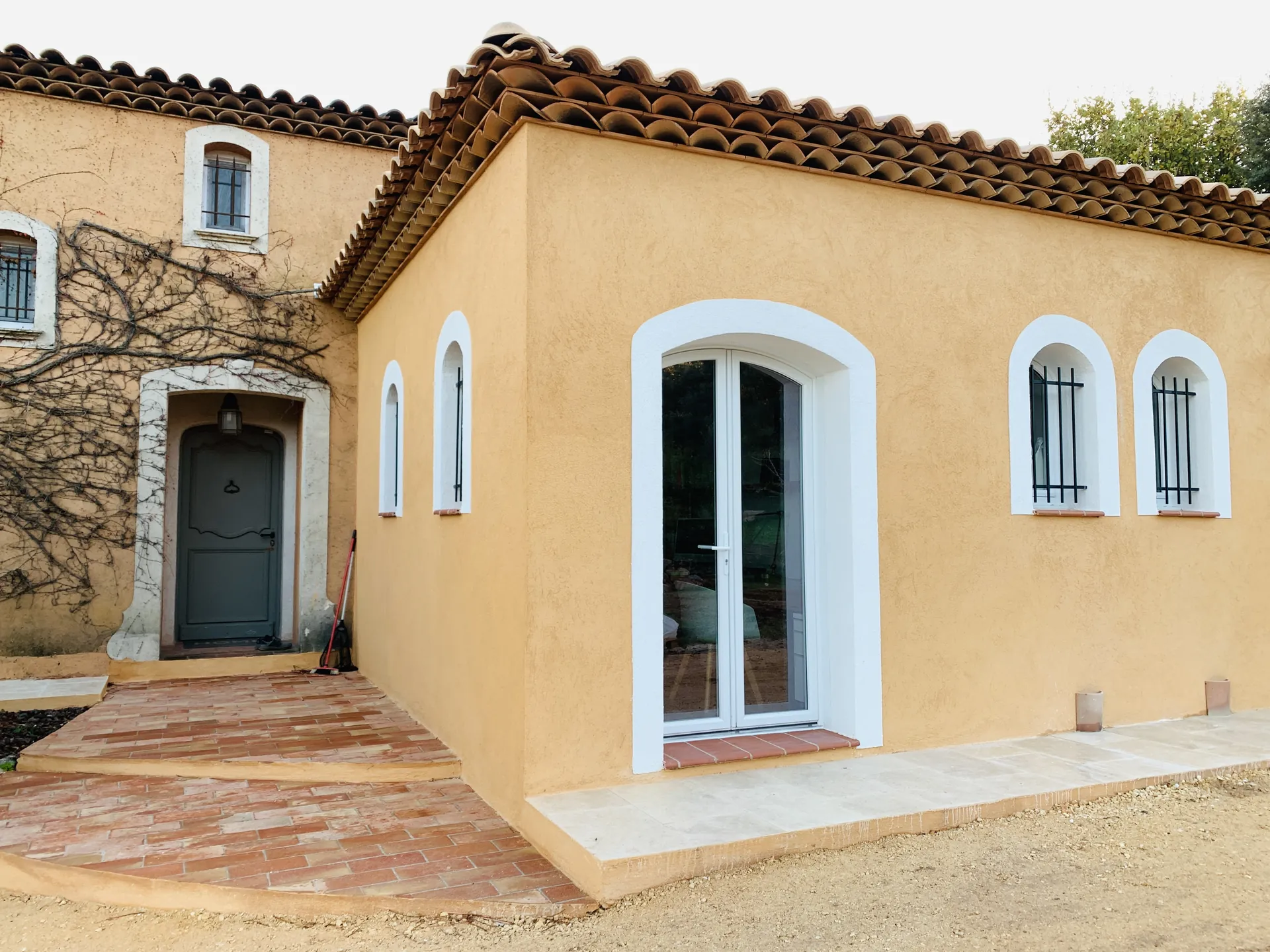 Extension d'une maison proven�ale � La Farl�de, fa�ade ocre et ouvertures cintr�es