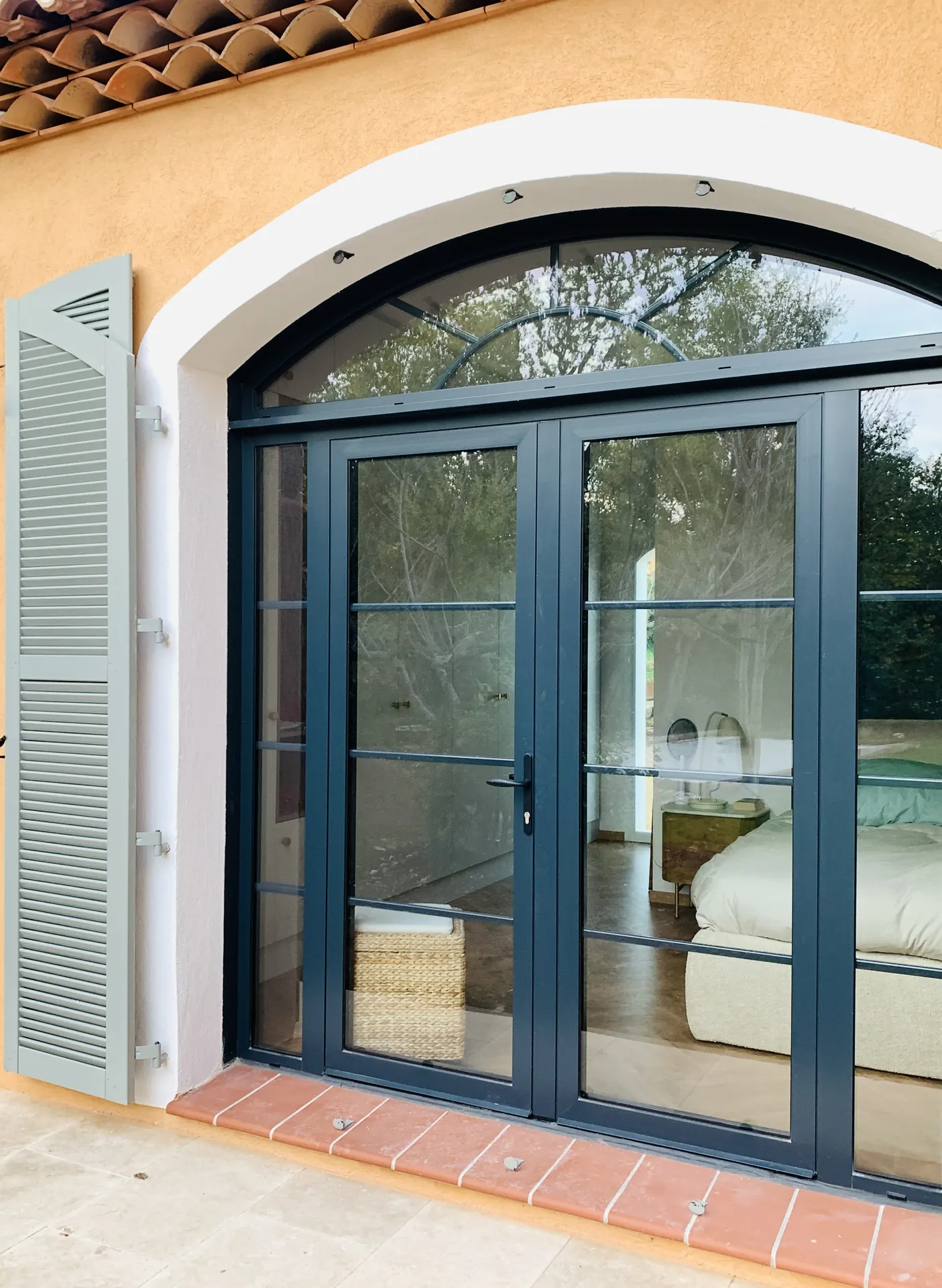 Porte-fenêtre cintrée de l'extension d'une maison à La Farlède
