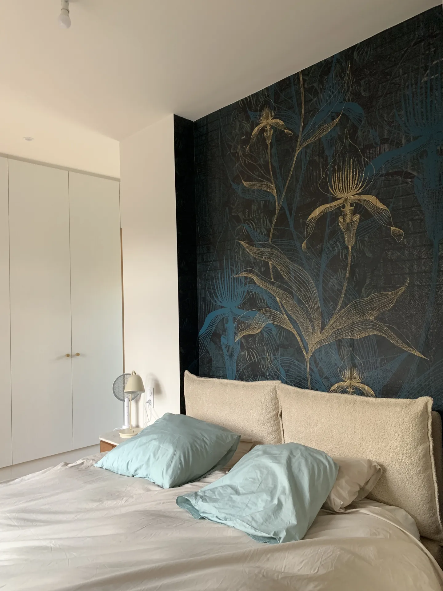 Chambre avec papier peint dans l'extension, La Farlède