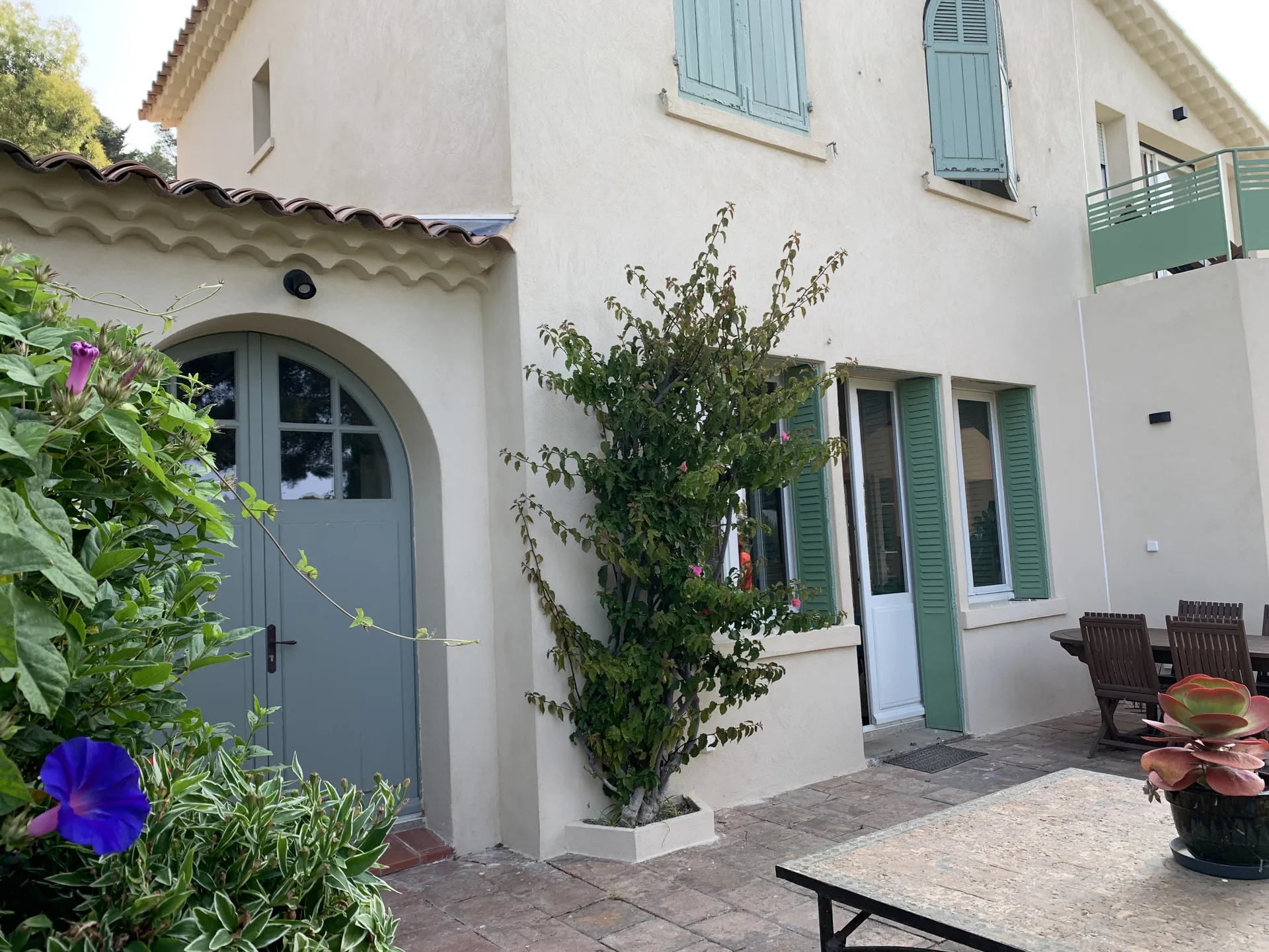 Fa�ade et terrasse d'une villa r�habilit�e � Carqueiranne