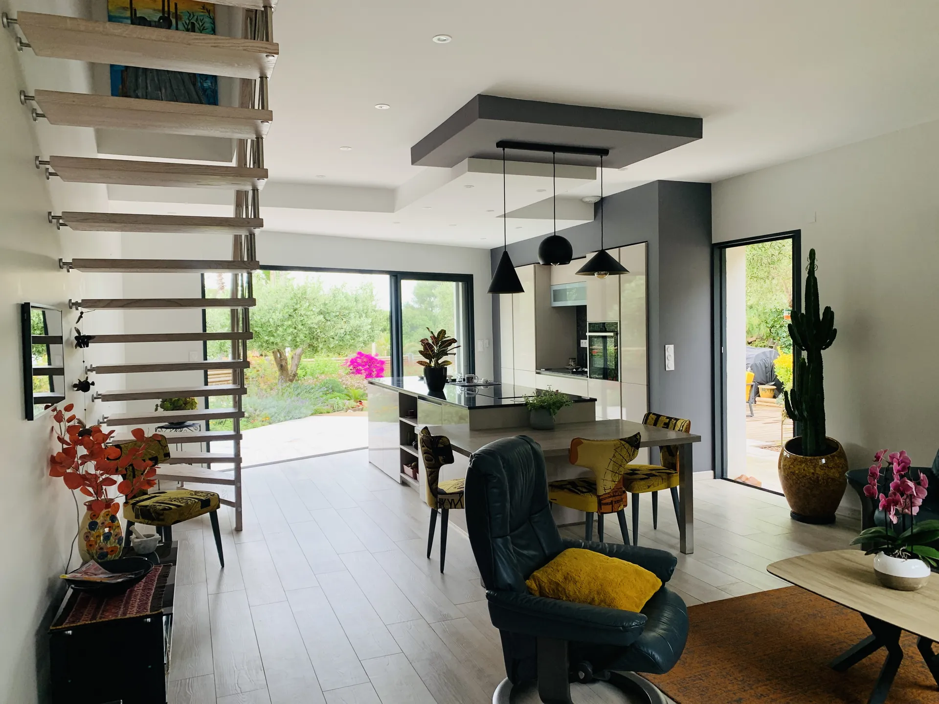 Escalier suspendu dans une maison contemporaine à Giens, Hyères