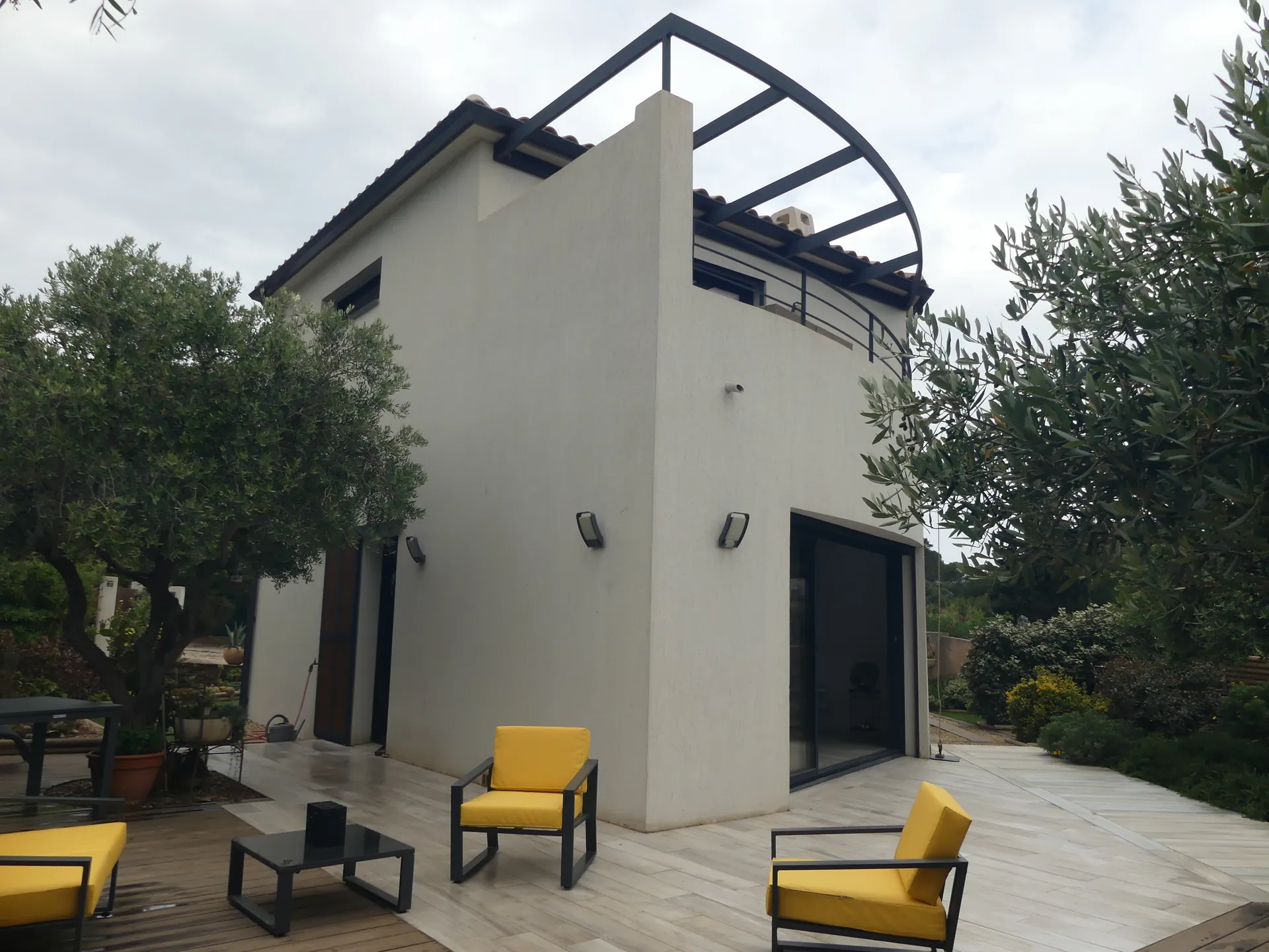 Façade d'une maison contemporaine à Giens, Hyères