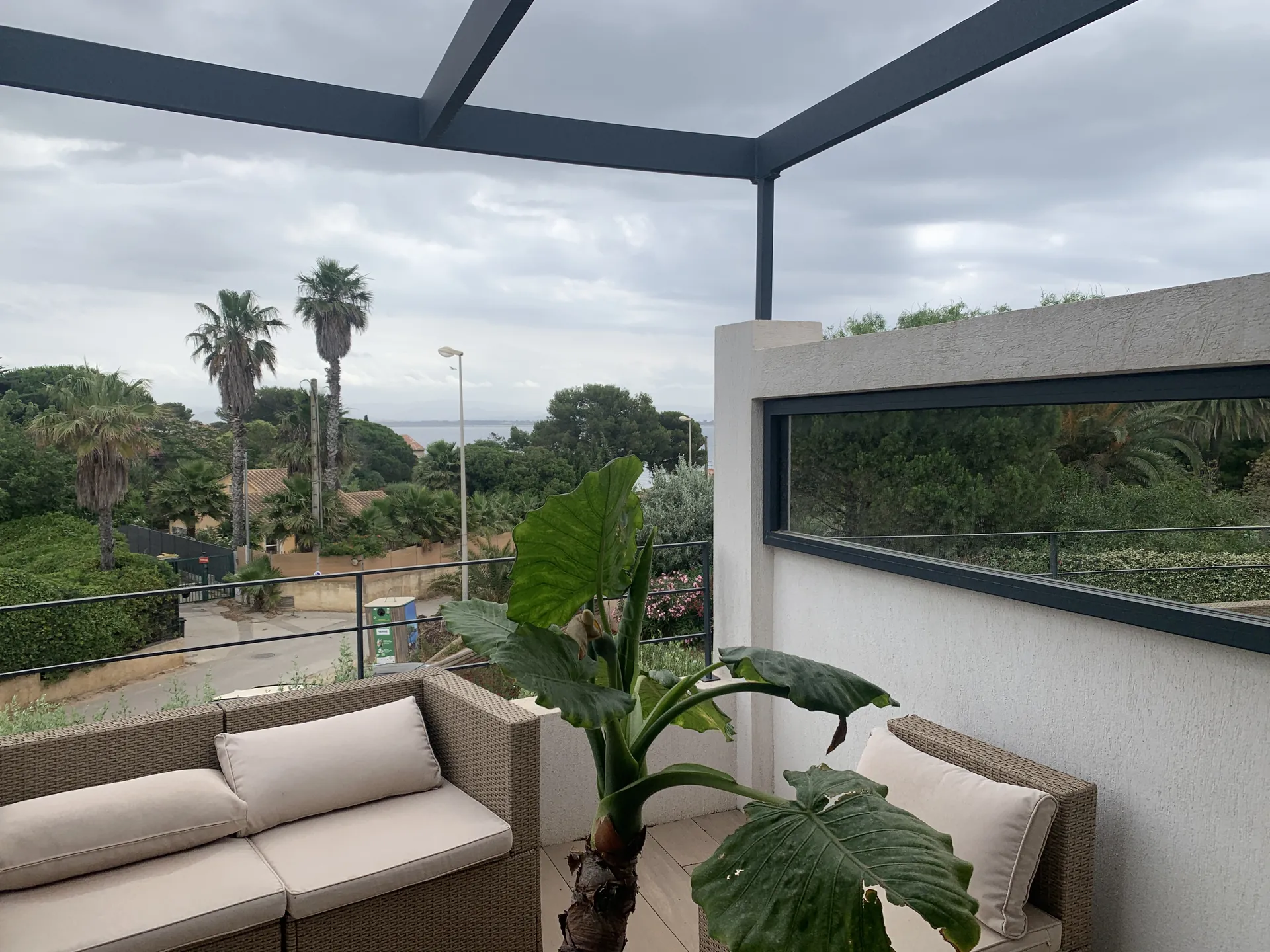 Terrasse sous pergola d'une maison contemporaine à Giens, Hyères