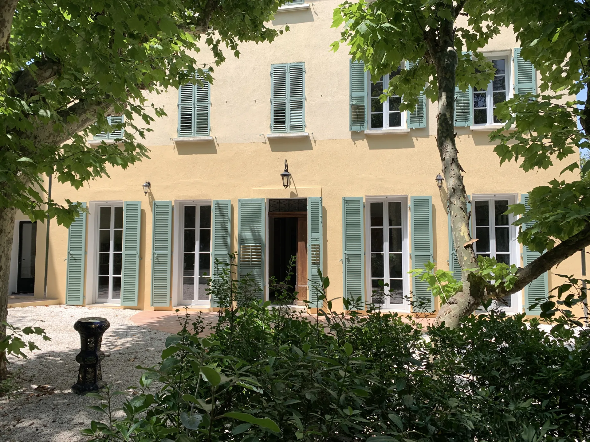 Bastide provençale rénovée dans le Var par le cabinet d'architecte Maeva Jay à Hyères