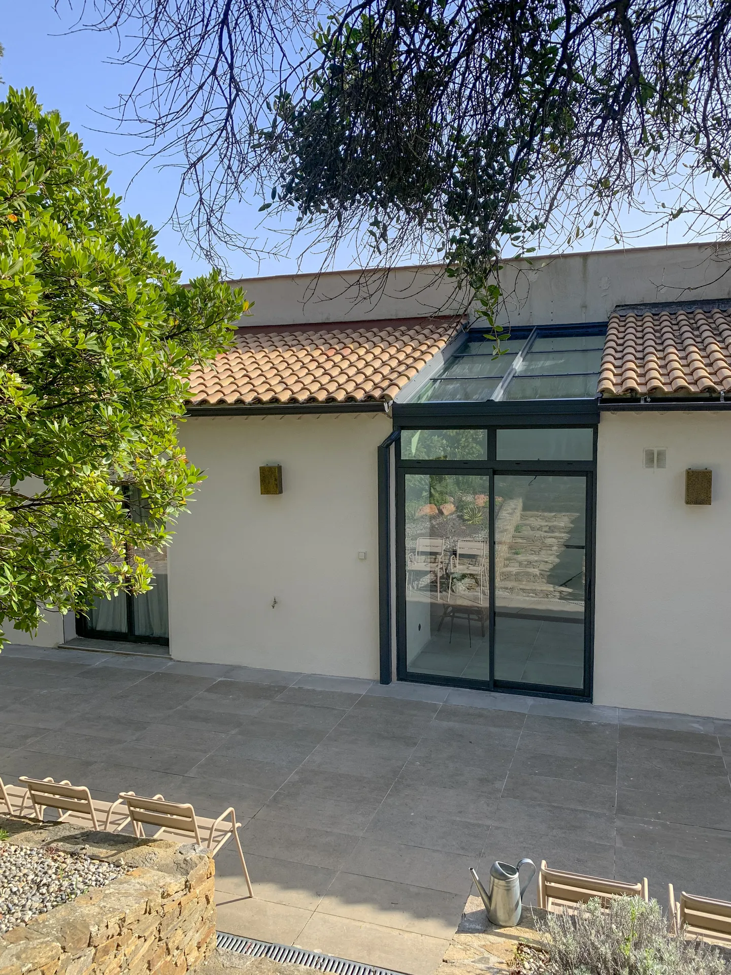 Verri�re en fa�ade d'une maison r�nov�e � Hy�res