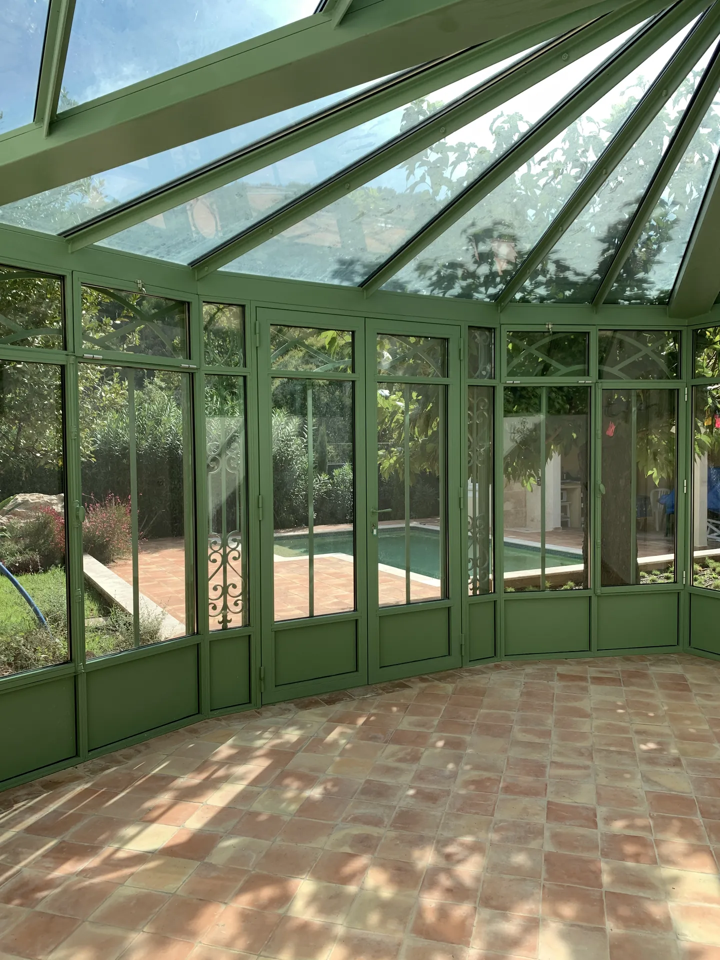 Véranda d'une maison provençale à Solliès-Toucas