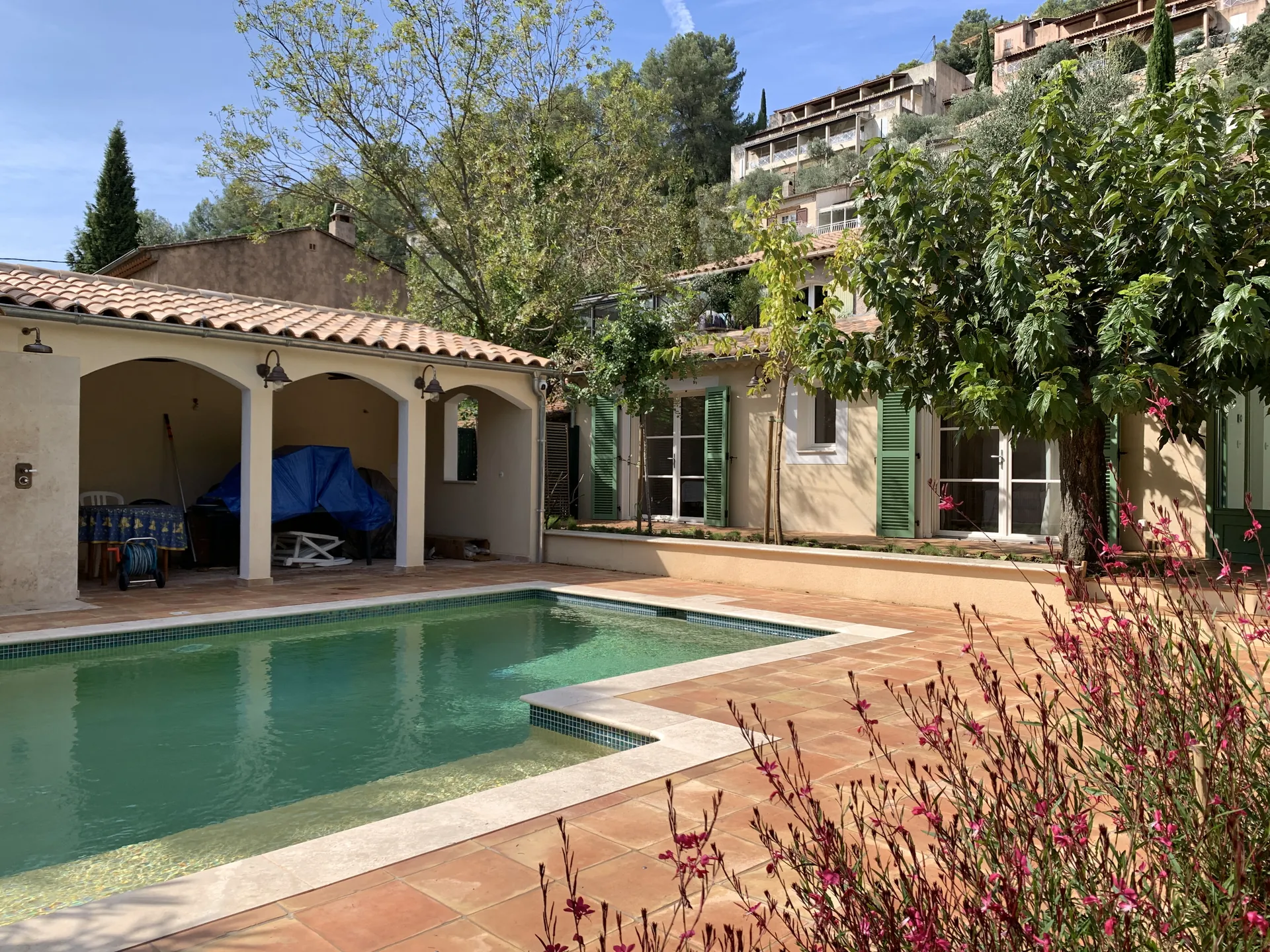 Piscine et pool house d'une maison proven�ale � Solli�s-Toucas