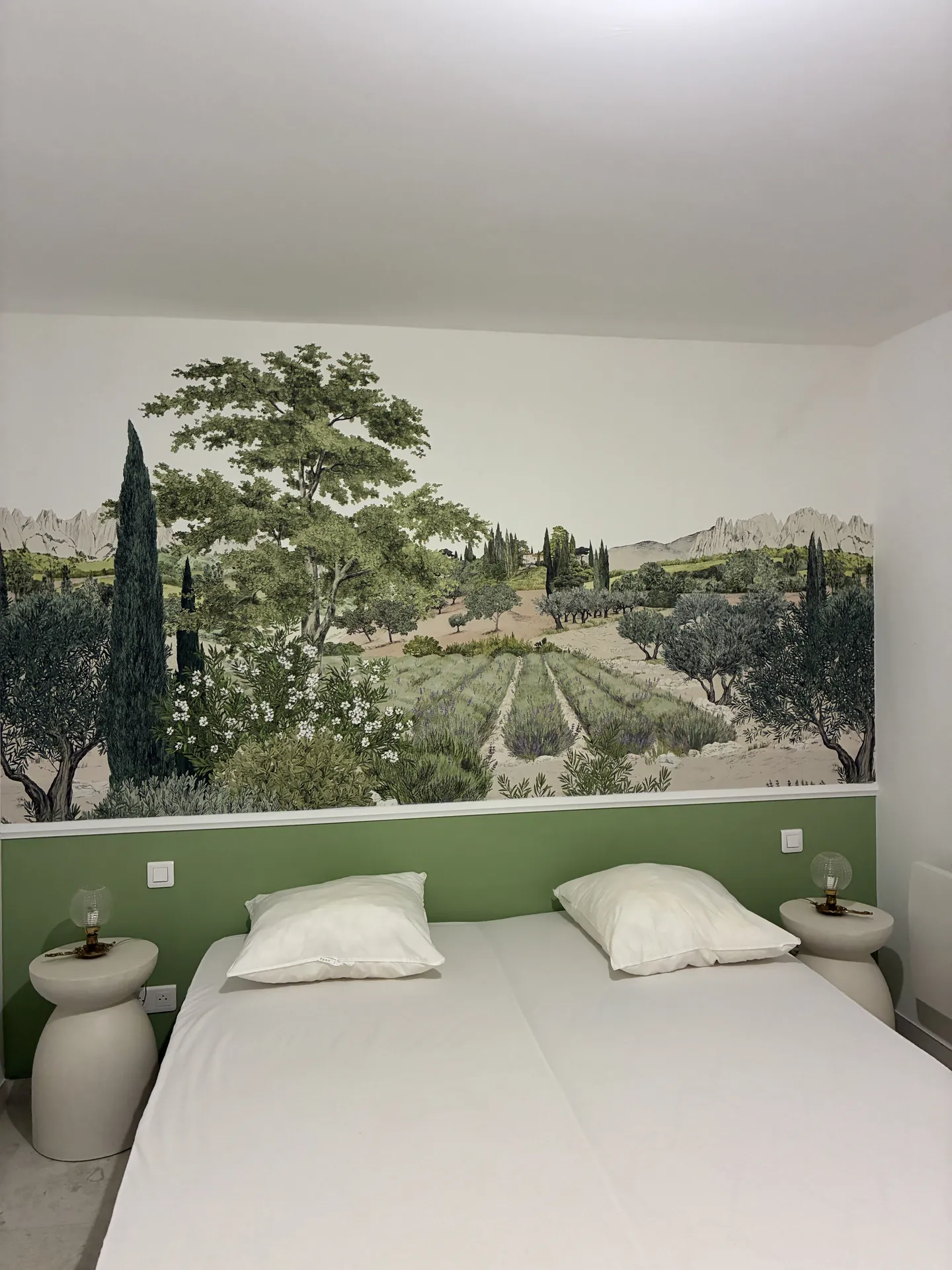 Architecte d'intérieur Hyères : chambre avec papier peint paysage