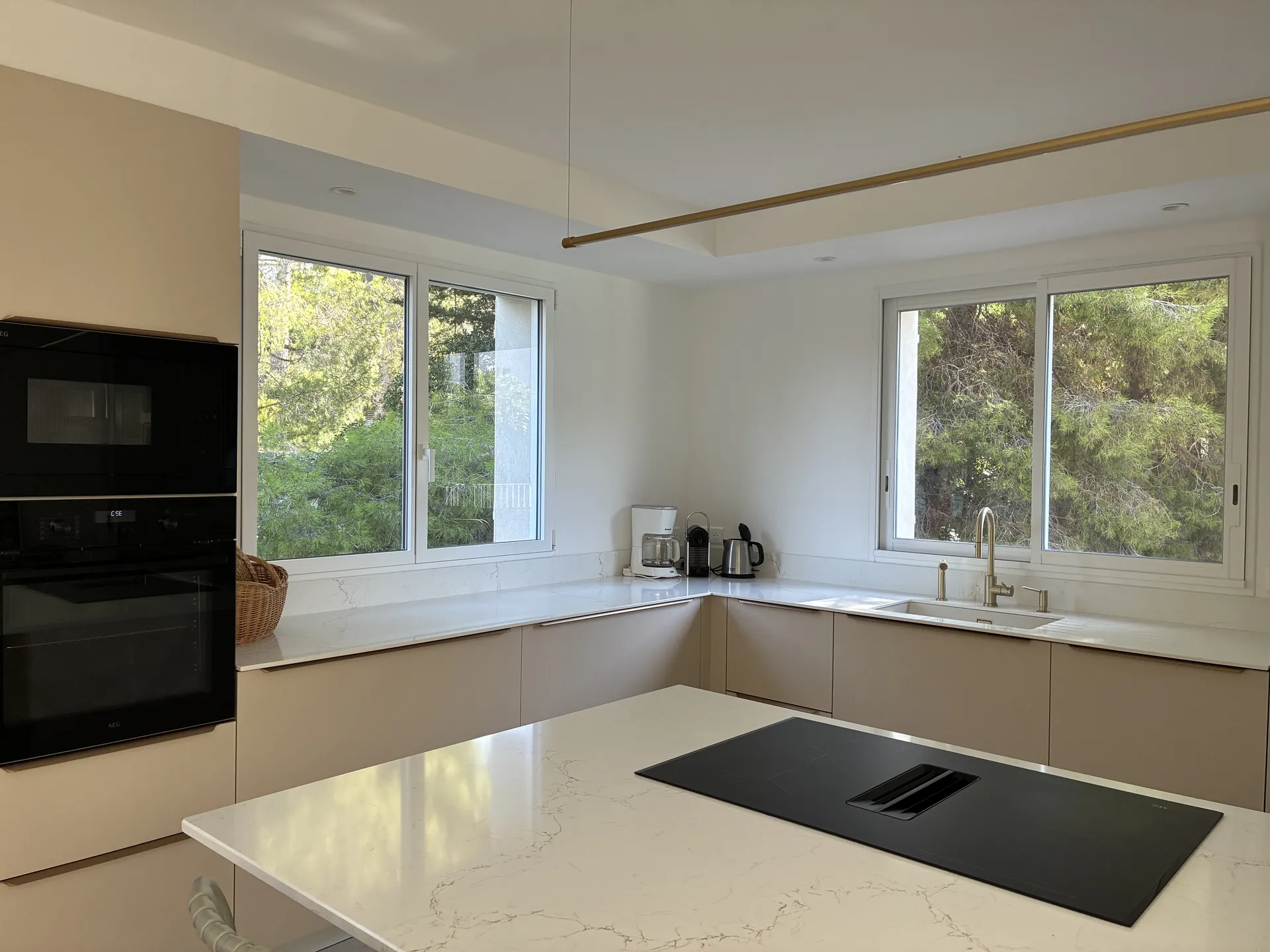 Rénovation villa : cuisine avec îlot central à Sanary-sur-Mer
