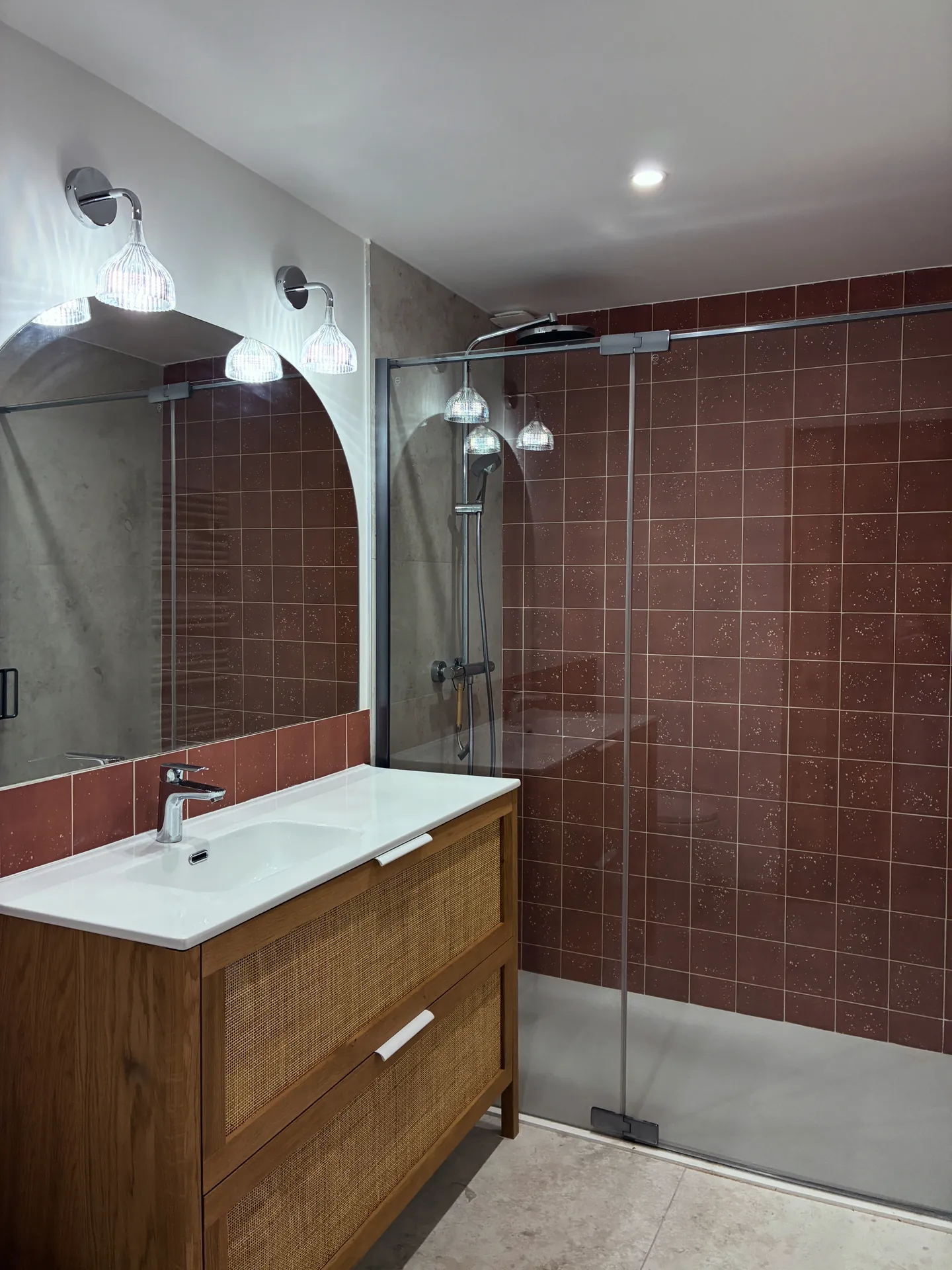 Salle de bain en carrelage terracotta, villa à Sanary-sur-Mer