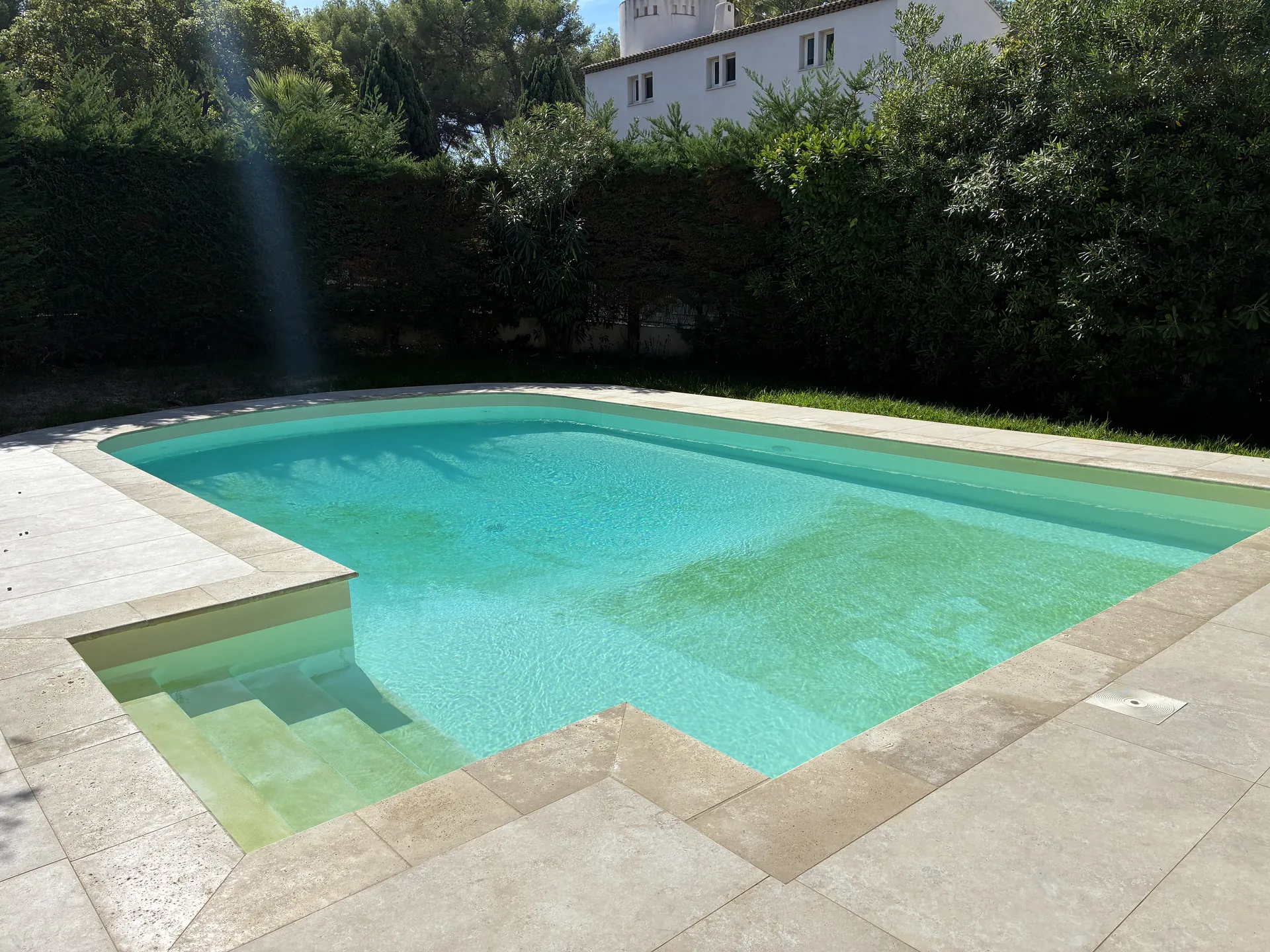 Piscine avec plage immergée, rénovation de villa à Sanary-sur-Mer