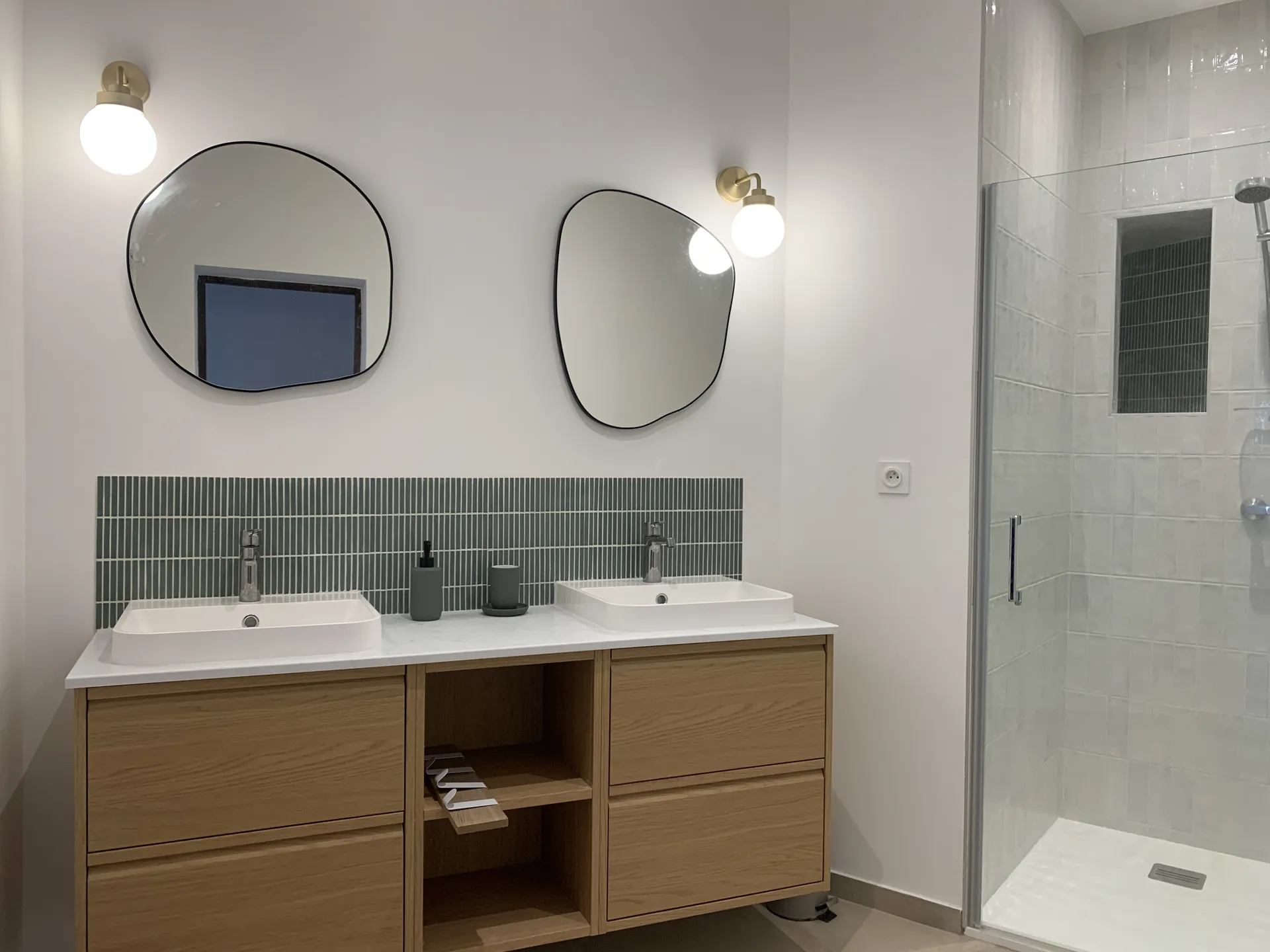 Salle de bain avec double vasque et douche � Giens, Hy�res