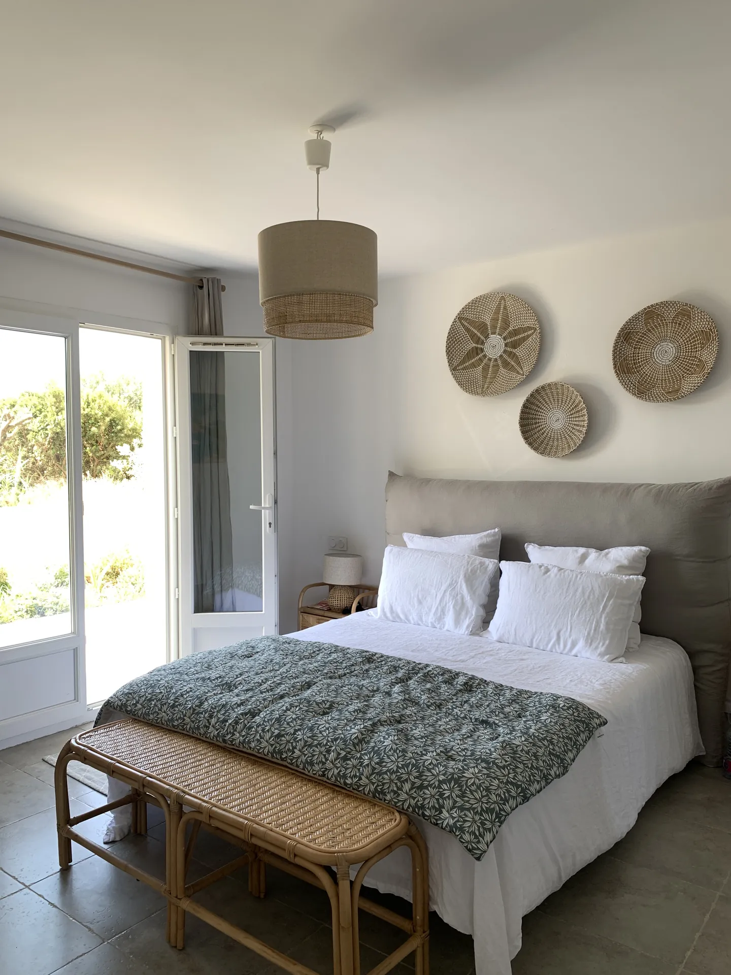 Chambre aux tons naturels, villa au Lavandou