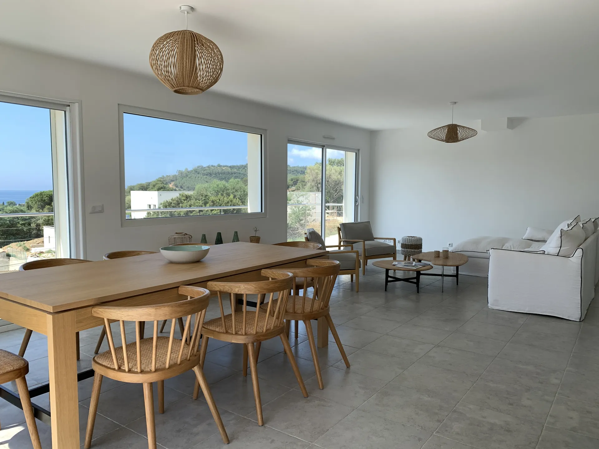 Architecte villa Hyères : séjour et salle à manger d'une villa au Lavandou