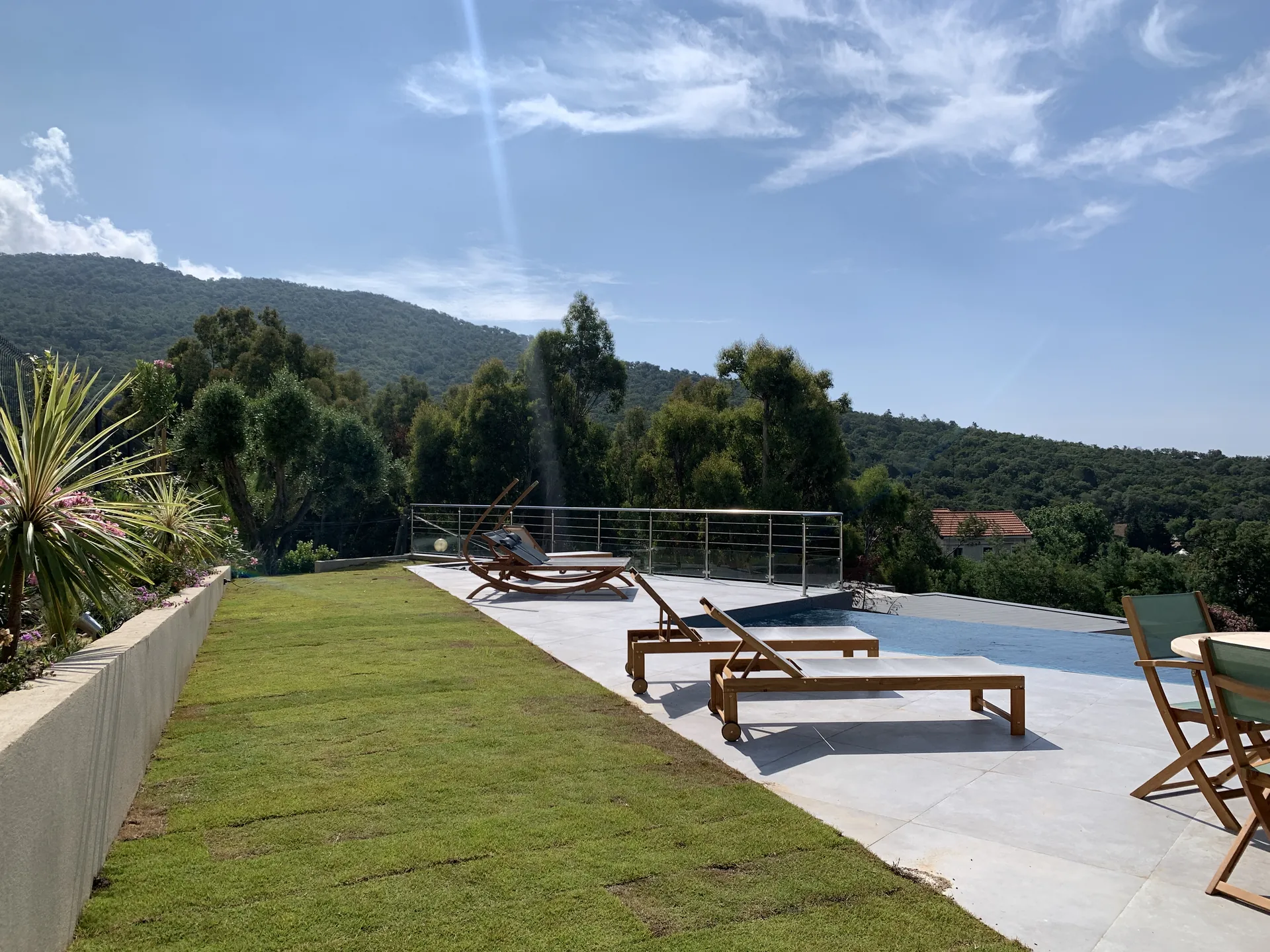Terrasse et piscine à débordement face aux collines du Lavandou