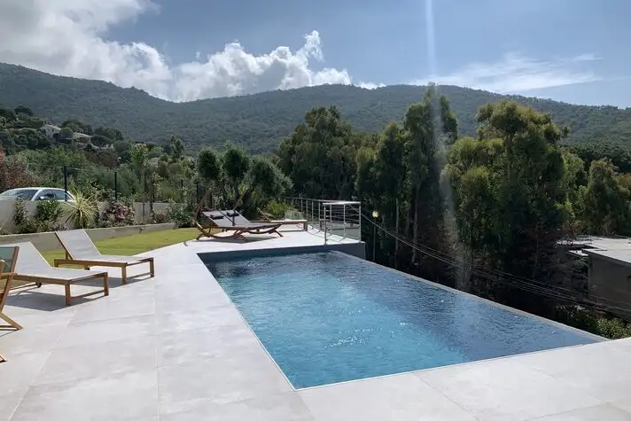 Architecte villa Hy�res : villa et piscine au Lavandou